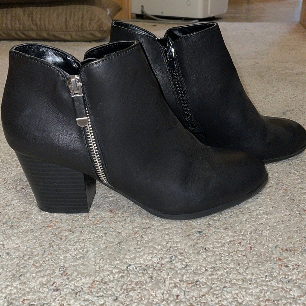 women’s Style & Co. black heeled side zip-up boots / booties